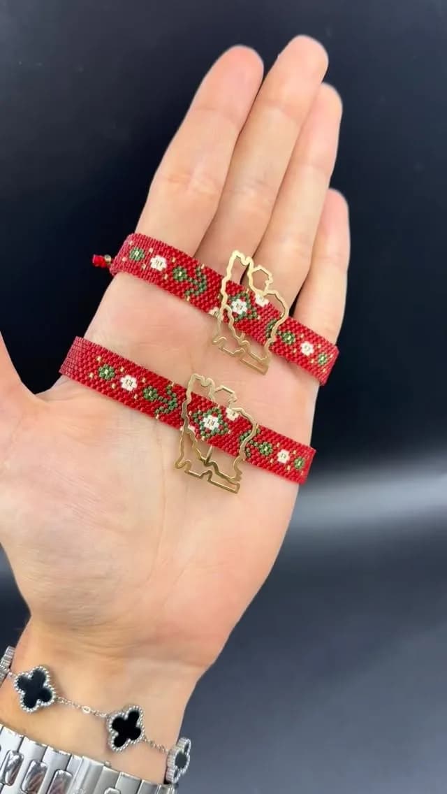 دستبند طلا سفارشی نقشه ایران، رنگ قرمز، طلایی، سفید و سبز، طرح گلدار، بند پارچه‌ای با پلاک