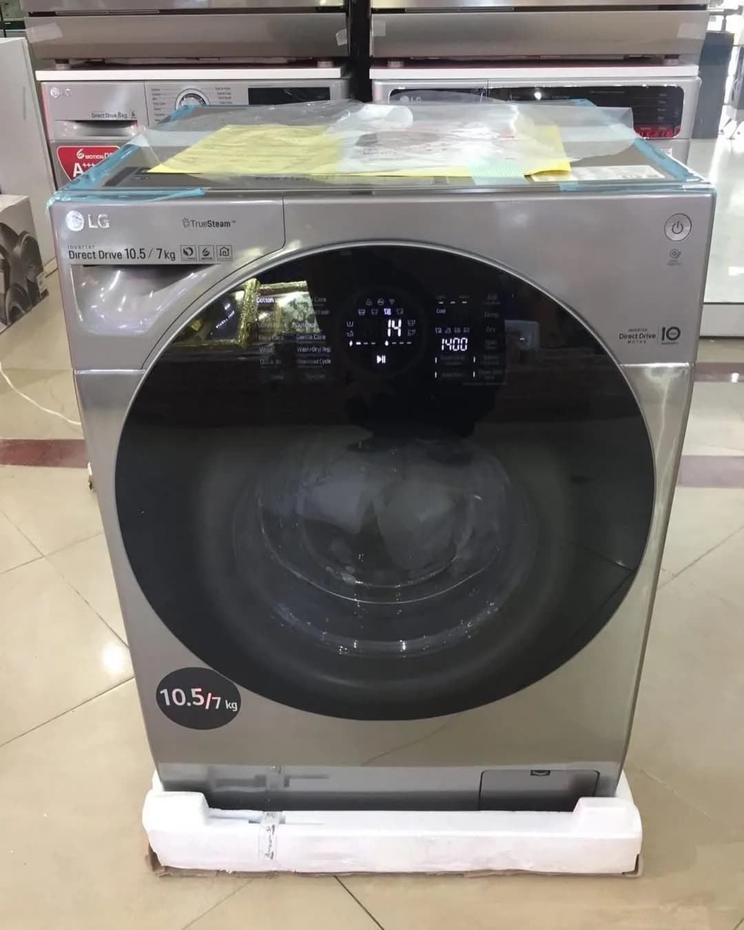 ماشین لباسشویی ال جی ۱۰.۵ کیلو FH4G1JCHK6N، رنگ نقرهای و مشکی، جنس پلاستیک و فلز، درببزرگ مبله