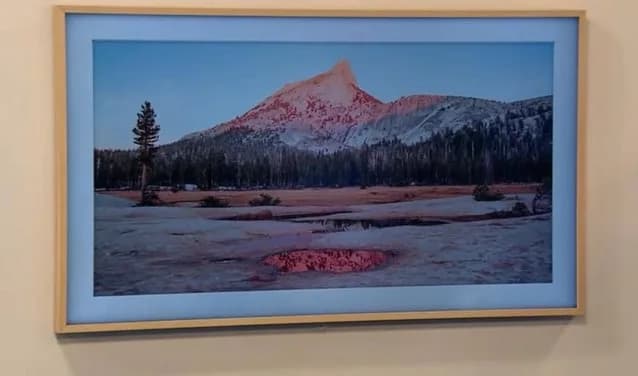 تلویزیون سامسونگ فریم QLED ۵۵ اینچ، رنگ آبی و قهوه‌ای، جنس چوب و پلاستیک، دیواری قاب‌دار
