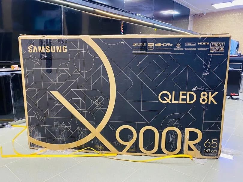 تلویزیون 8K مدل Q900R سامسونگ، رنگ قهوه‌ای و مشکی، جنس مقوا، طرح هندسی، کارتن بسته‌بندی مستطیلی