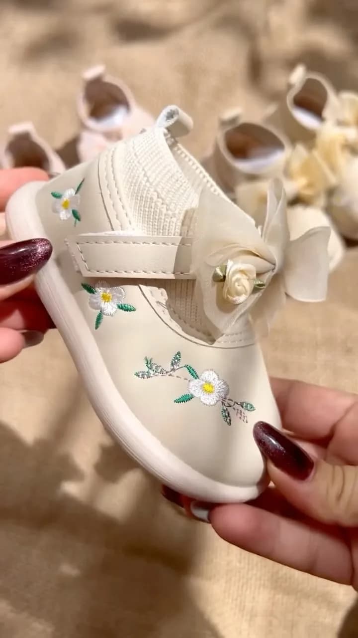 کفش بچگانه، رنگ کرم، طرح گلدوزی، بندی، تخت