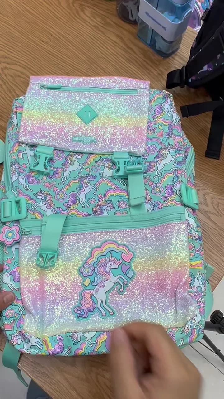 کوله پشتی اسمیگل Smiggle، رنگ سبز آبی، صورتی و بنفش، طرح شخصیت کارتونی