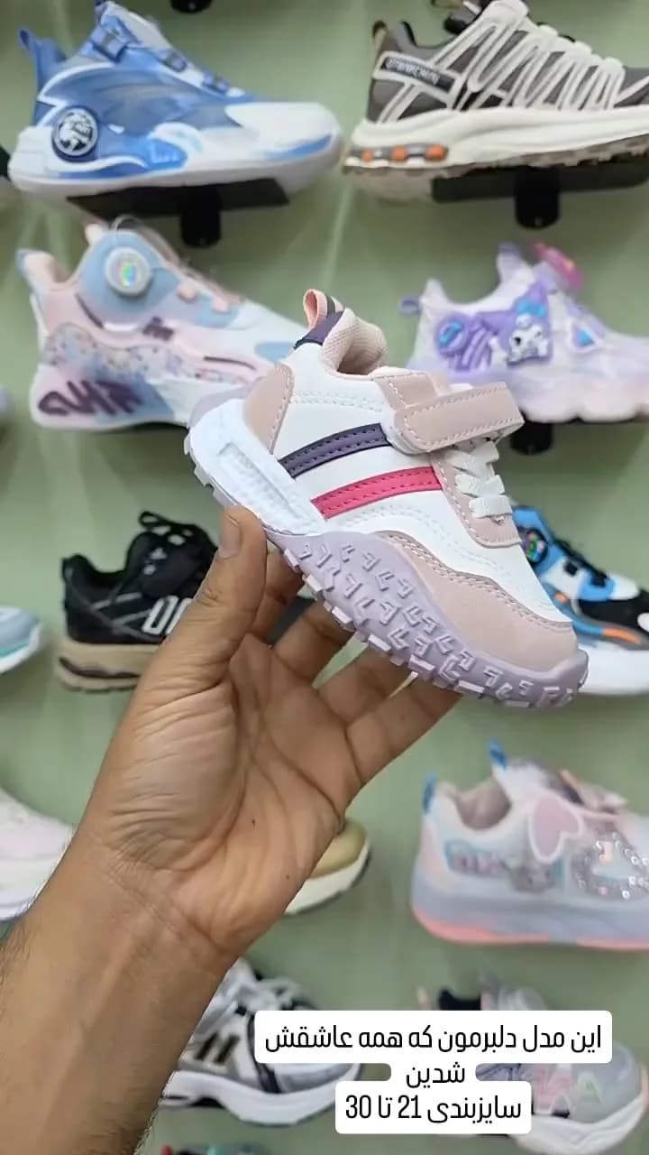 کفش کتانی، رنگ سفید، صورتی و بنفش، پاشنه تخت