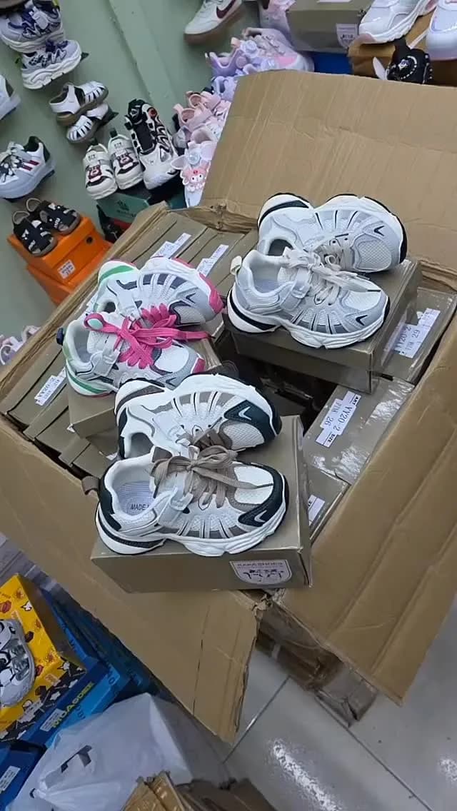 کفش کتانی، رنگ سفید، مشکی و صورتی