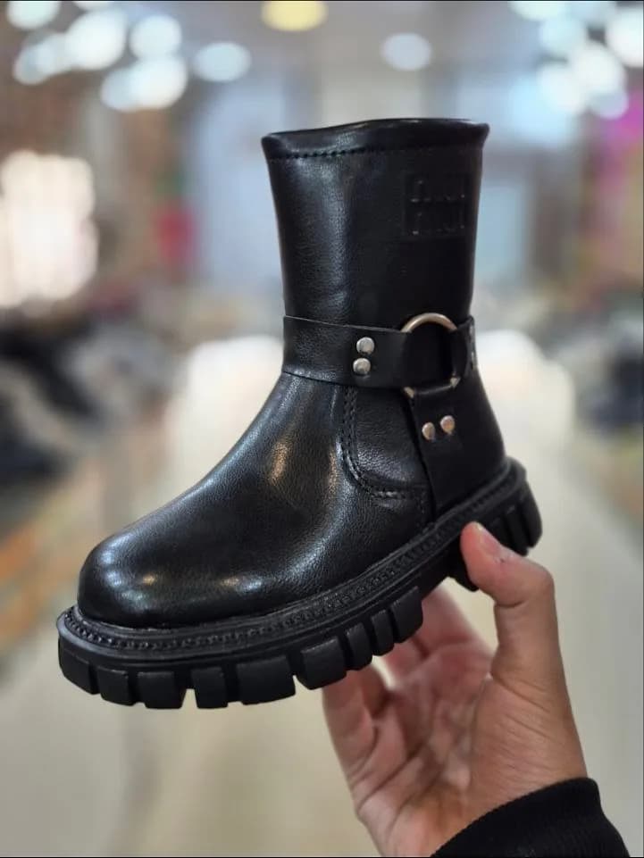 بوت، رنگ مشکی، جنس چرم، سگکدار، ساق کوتاه