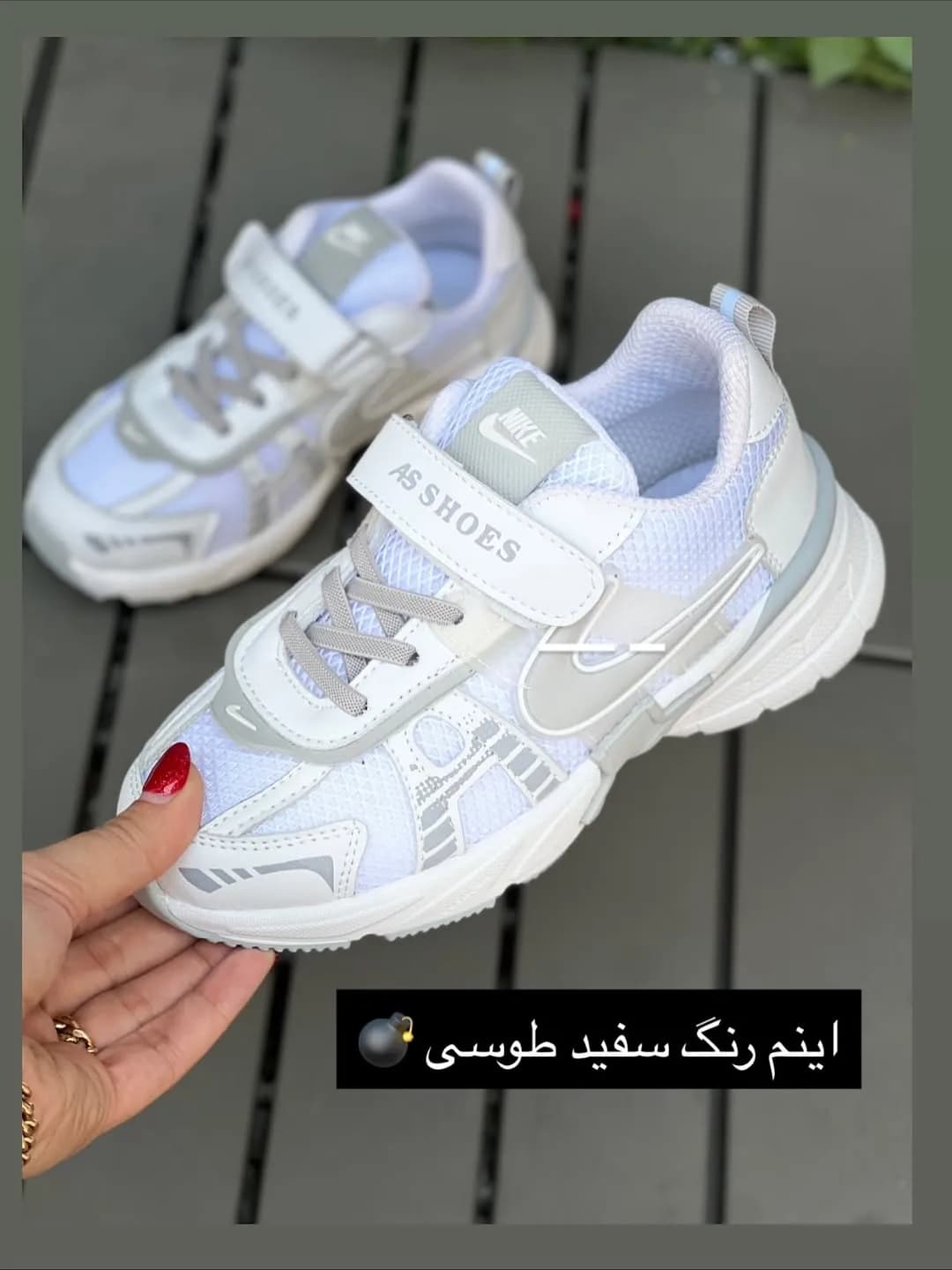 کفش کتانی بچگانه — رنگ طوسی — نمای در‌دست — بند کشی