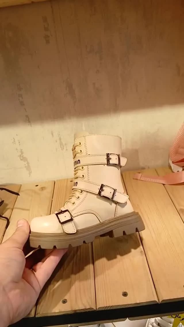 بوت بچگانه، رنگ کرم، جنس چرم، ساقدار، بند و سگکدار