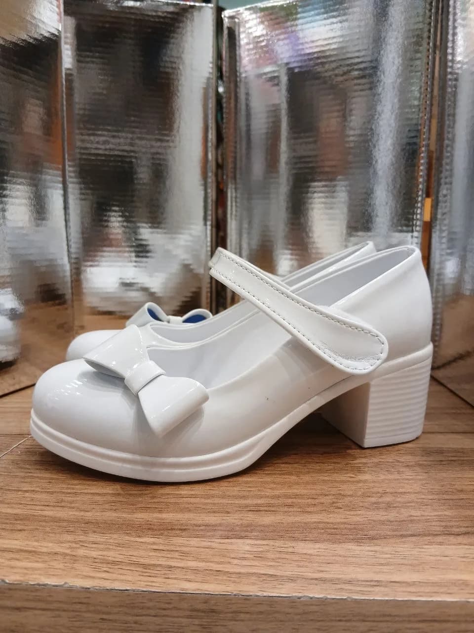 کفش مجلسی سایز ۳۲ تا ۳۷ — رنگ سفید — نمای کنار — پاشنه