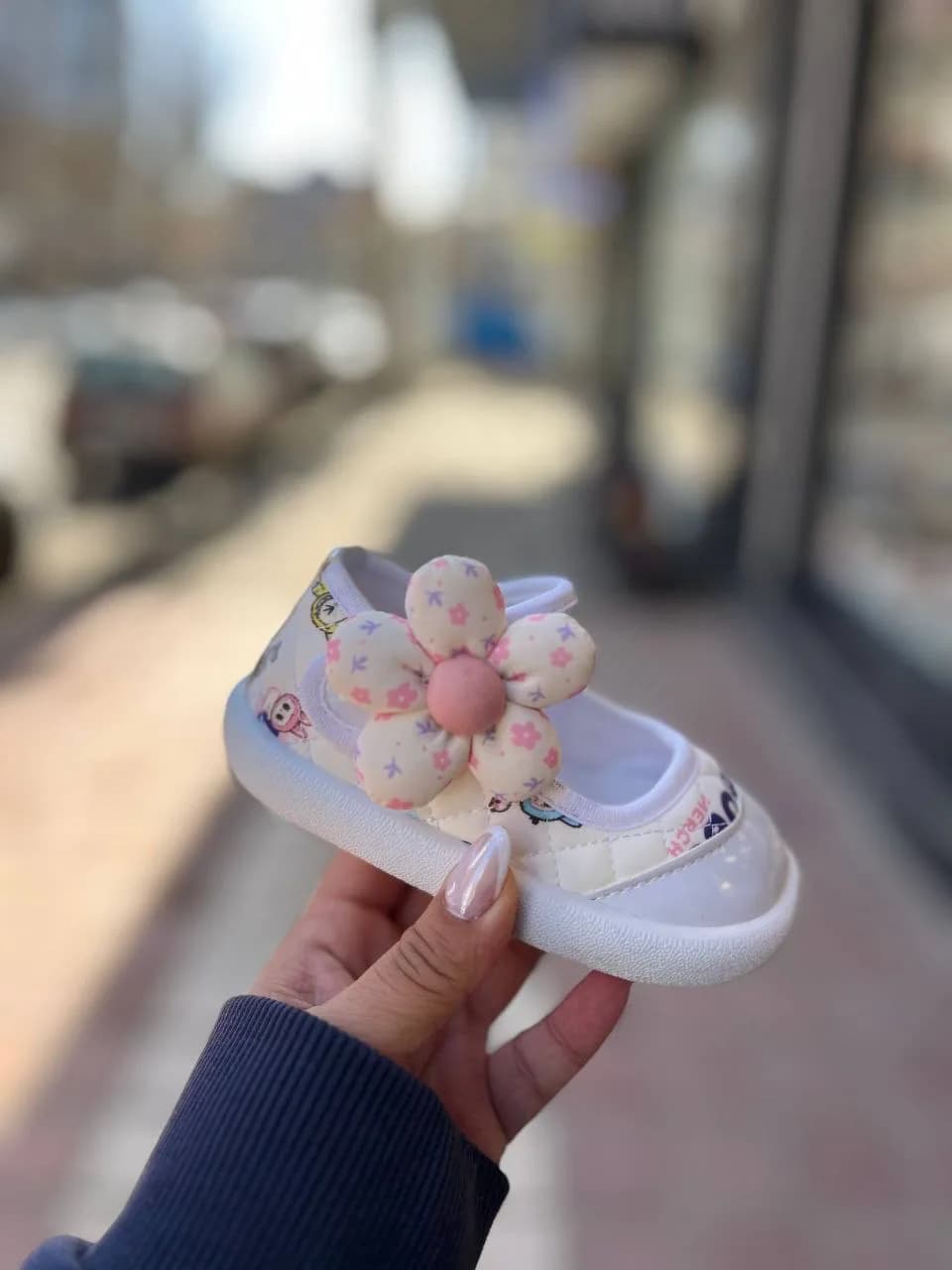 کفش مجلسی دخترانه، رنگ سفید و صورتی، طرح گلدار، بدون بند، تخت