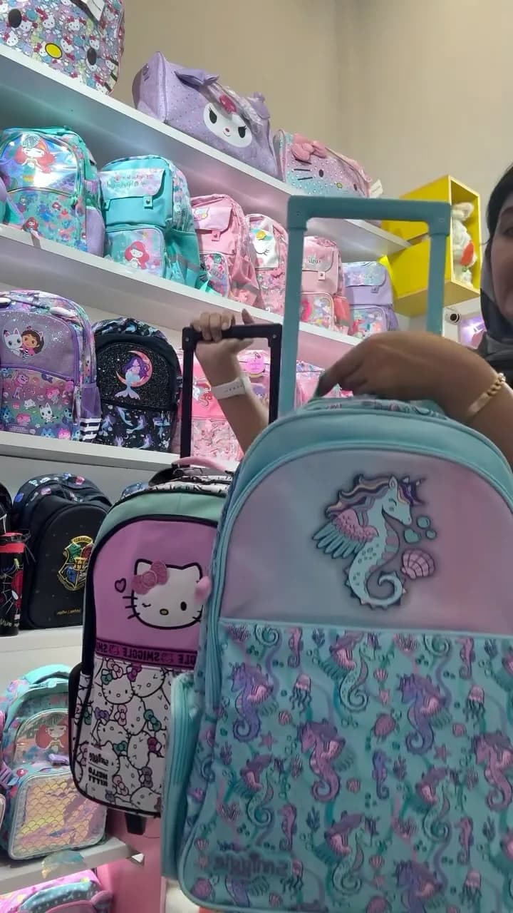 کوله پشتی چرخ دار، رنگ آبی، صورتی و بنفش، جنس برزنت، طرح شخصیت کارتونی، دستهدار و چرخدار