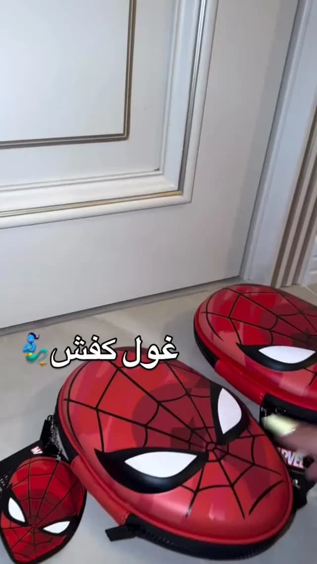 کیف دوشی بچگانه، رنگ قرمز و مشکی، جنس چرم مصنوعی، طرح شخصیت کارتونی، گردِ بنددار