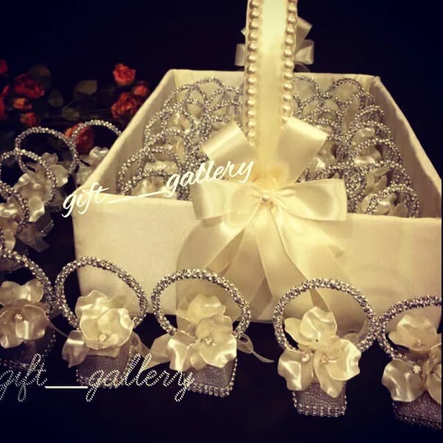 گیفت قندی سبد گل ۵۰ عددی