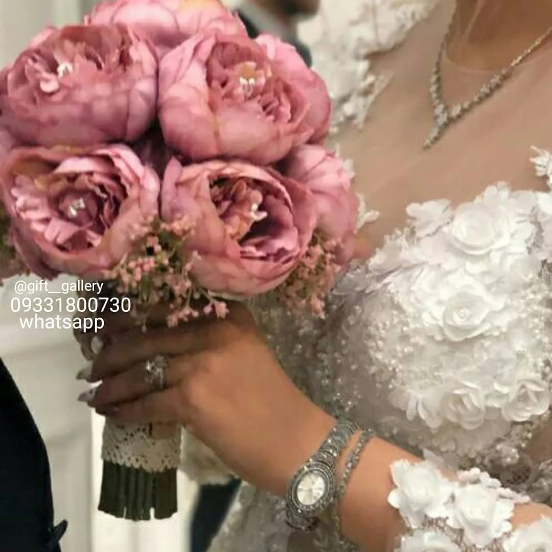 دسته گل عروس مصنوعی، رنگ صورتی و سبز، طرح گلدار، گرد