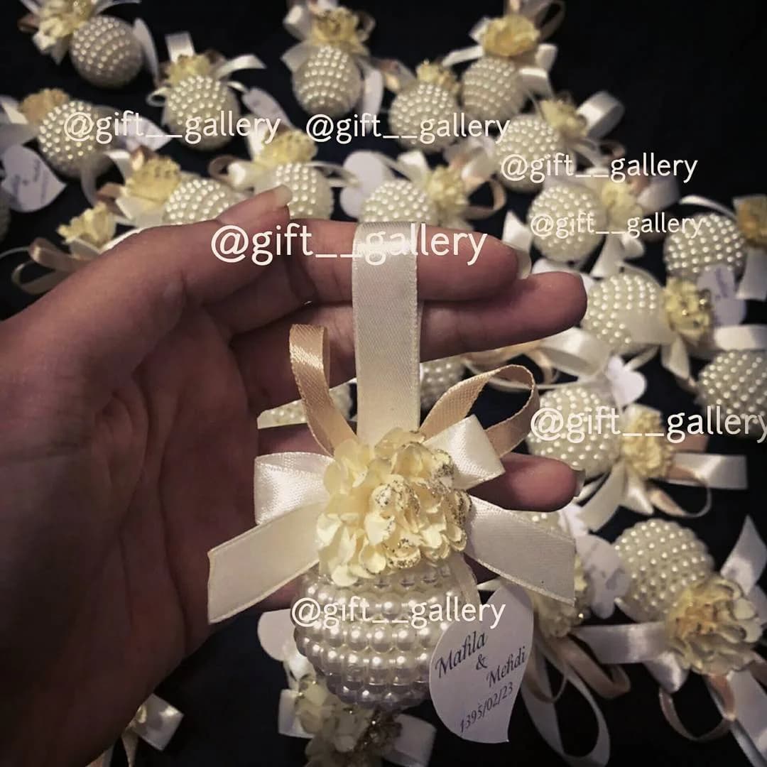 یادبود توپ مرواریدی، رنگ کرم و سفید، جنس ساتن، گوی تزئینی با روبان