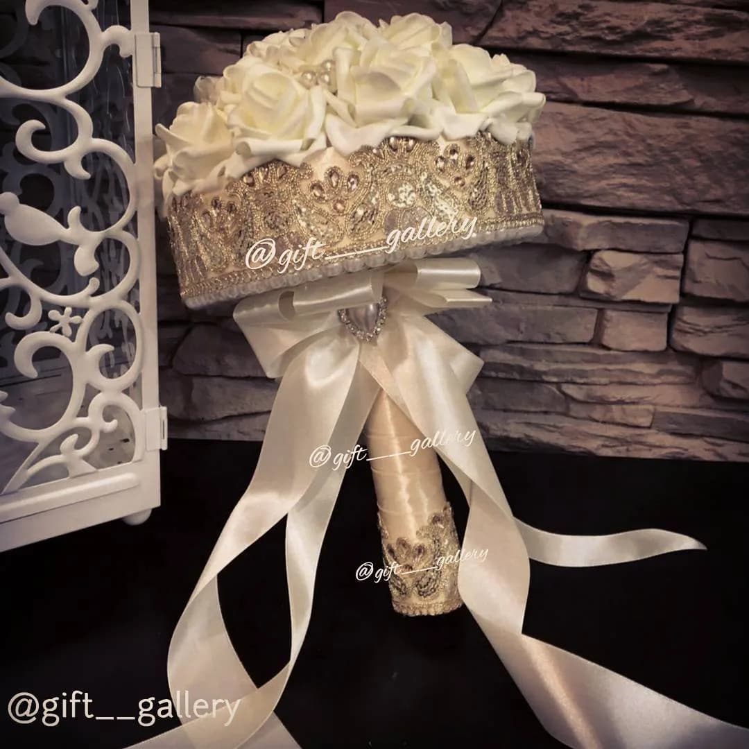 دسته گل عروس، رنگ سفید و کرم، جنس ساتن و پارچه، طرح گلدوزی، استوانهای با روبان