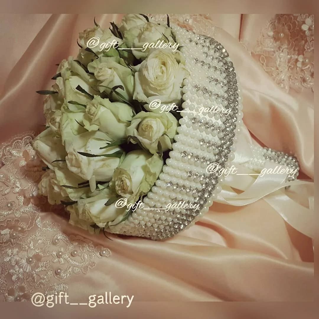 پایه دسته گل طبیعی، رنگ سفید و کرم، جنس پارچه و پلاستیک، دستهگل عروس مرواریددوزی