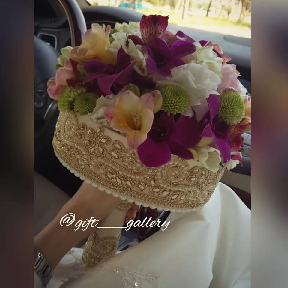 پایه گل عروس گیپور، رنگ بنفش، سفید و کرم، جنس پارچه و فلز، طرح گلدوزی، گرد با پایه تزئینی