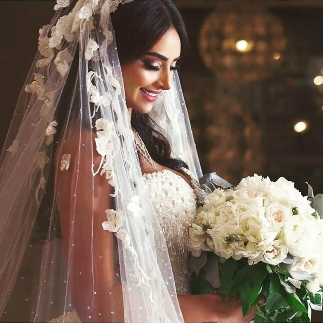 دسته گل عروس، رنگ سفید، جنس توری، طرح گلدوزی، بلند