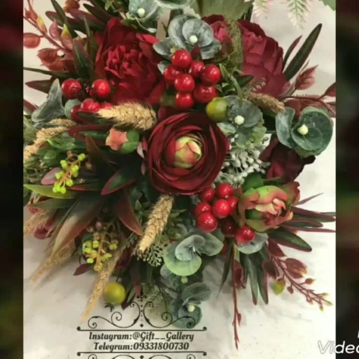 دسته گل عروس، رنگ قرمز، سبز و کرم، گرد، ترکیبی