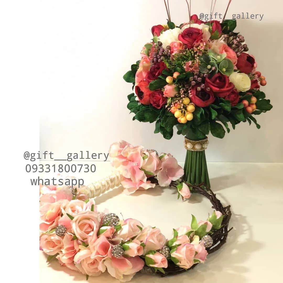 دسته گل عروس و حنابندون، رنگ صورتی، قرمز و سفید، جنس پارچه، دسته گل گرد با تاج گل