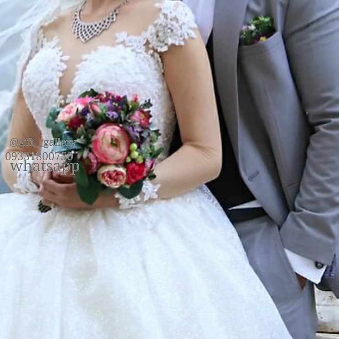 دسته گل عروس، رنگ صورتی، قرمز، بنفش و سبز، گرد، دستهای