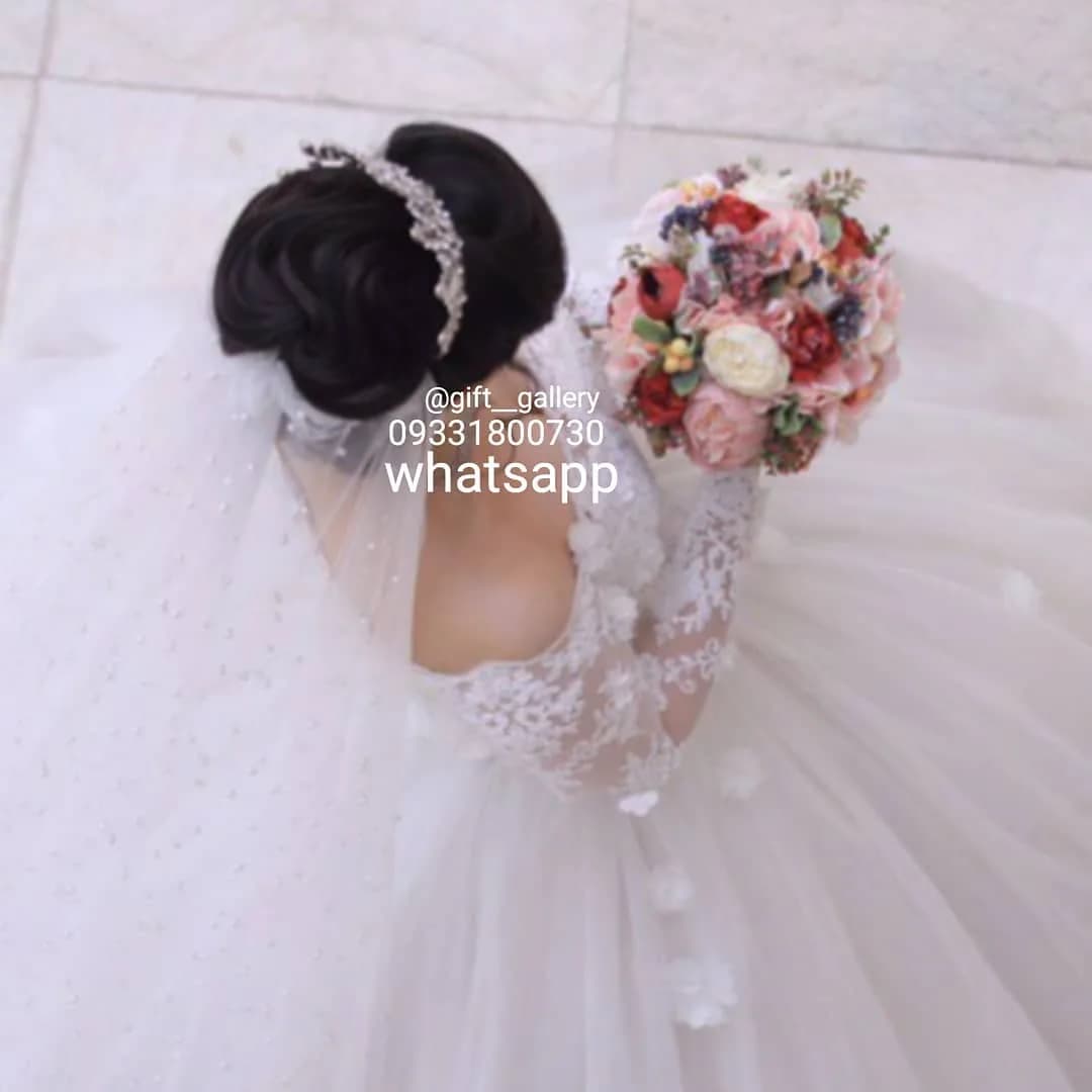 دسته گل عروس، رنگ سفید، قرمز و صورتی، جنس تور و گیپور، طرح گلدار، پیراهن بلند آستینبلند یقه باز