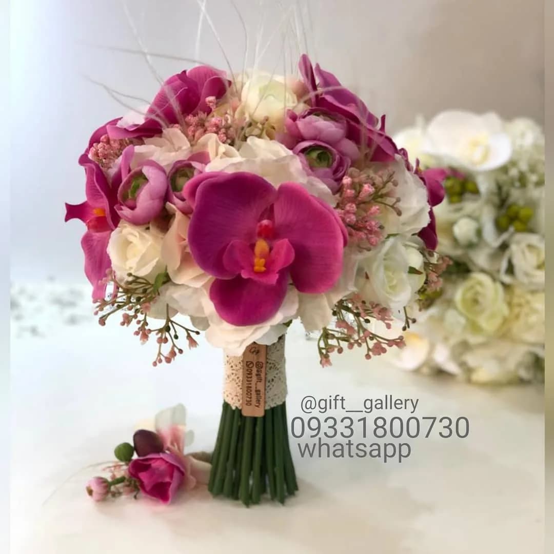 دسته گل عروس و گل سینه، رنگ سرخابی، سفید و صورتی، جنس پارچهای، طرح گلدار، دستهگل گرد کوچک