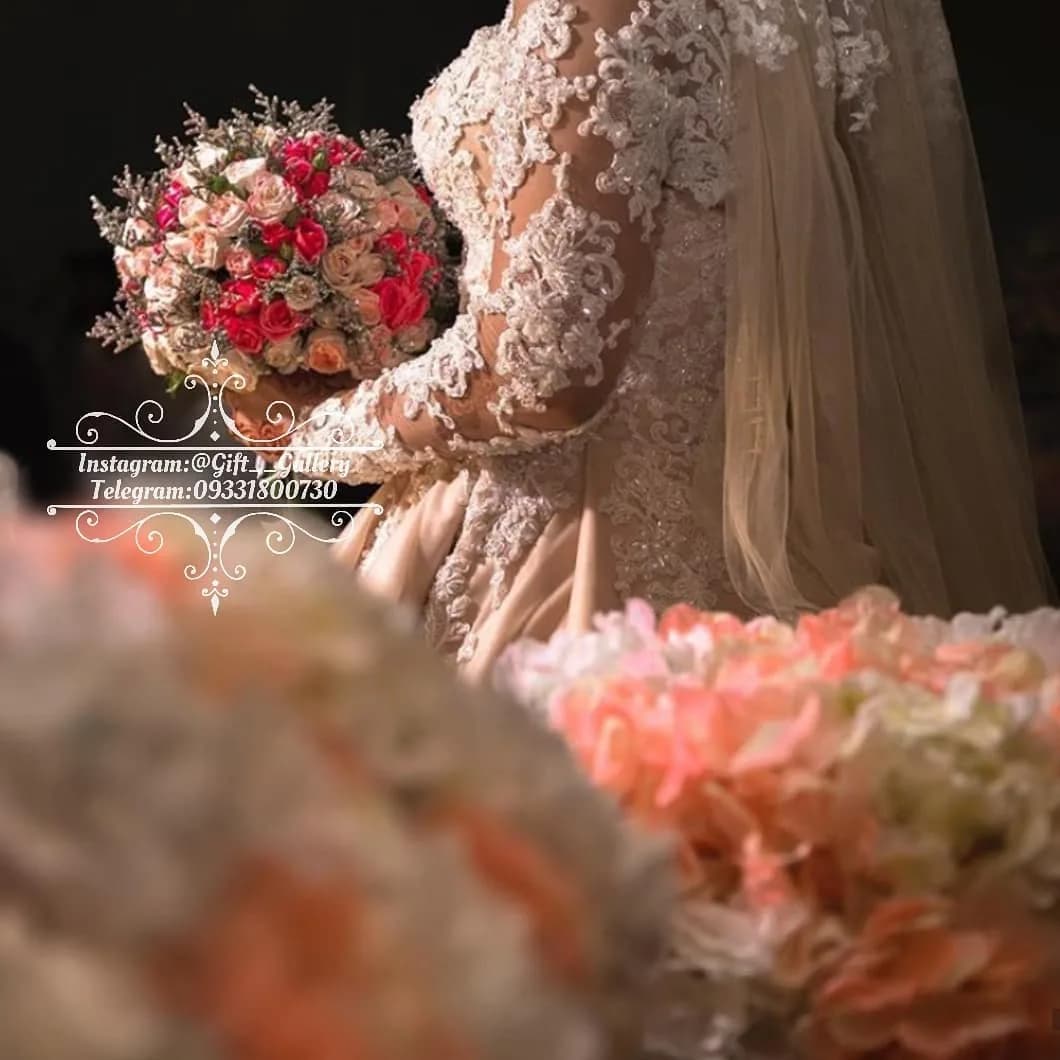 دسته گل عروس، رنگ سفید، کرم و صورتی، جنس تور، گیپور و ساتن، طرح گلدار، پیراهن بلند آستینبلند یقه باز