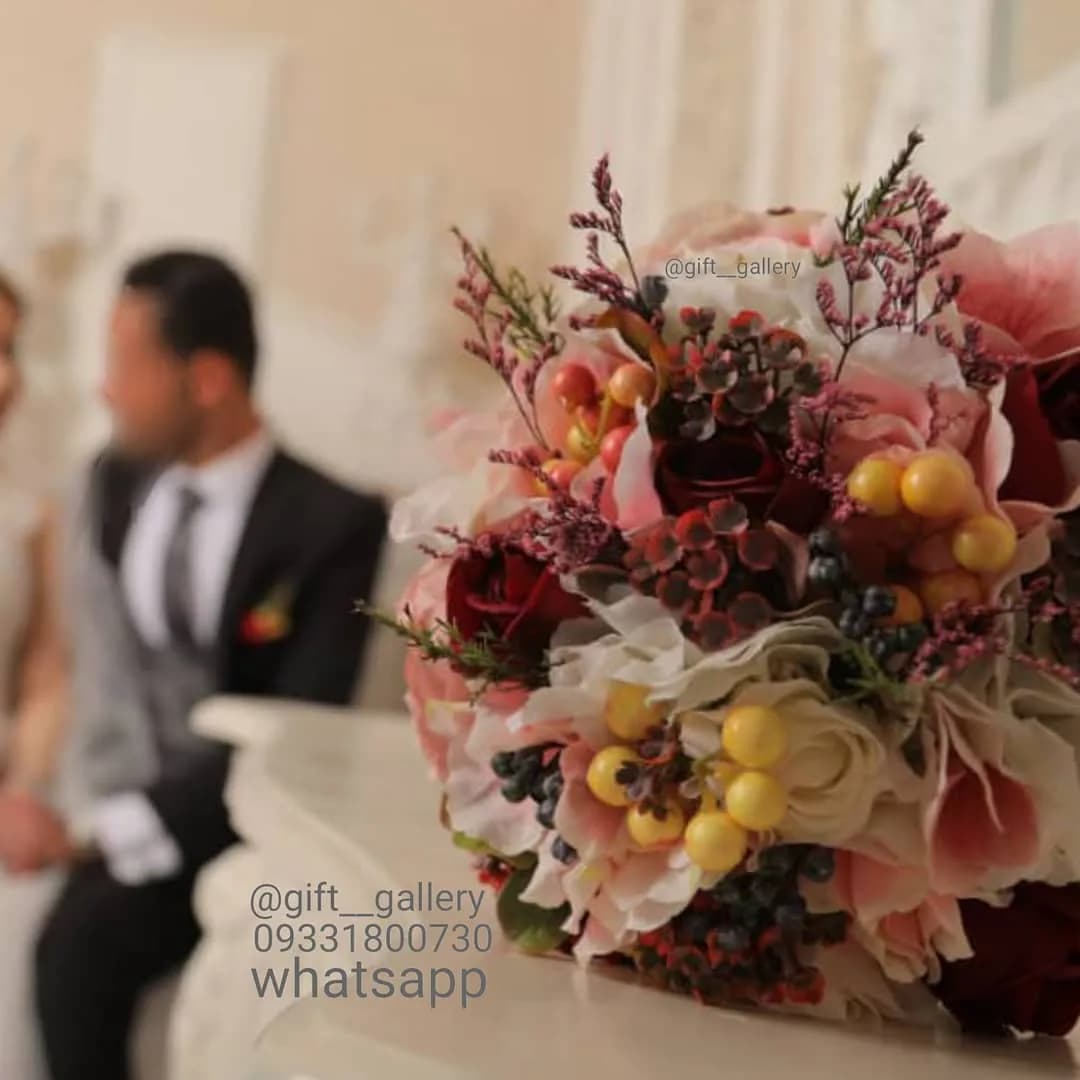دسته گل عروس، رنگ صورتی، سفید و زرد، جنس پارچه و پلاستیک، طرح گلدار، گرد و متراکم