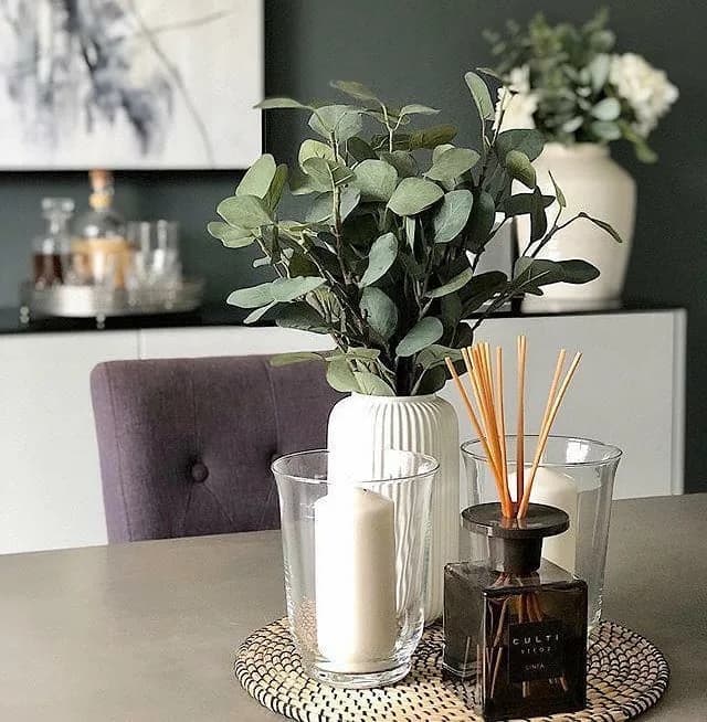بوته برگ اوکالیپتوس مصنوعی، رنگ سبز و سفید، جنس شیشه و پلاستیک، گلدان رومیزی دکوراتیو