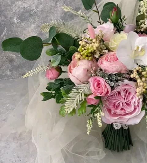 دسته گل عروس مصنوعی، رنگ صورتی، سفید و سبز، جنس پارچه و پلاستیک، گرد، دستهای