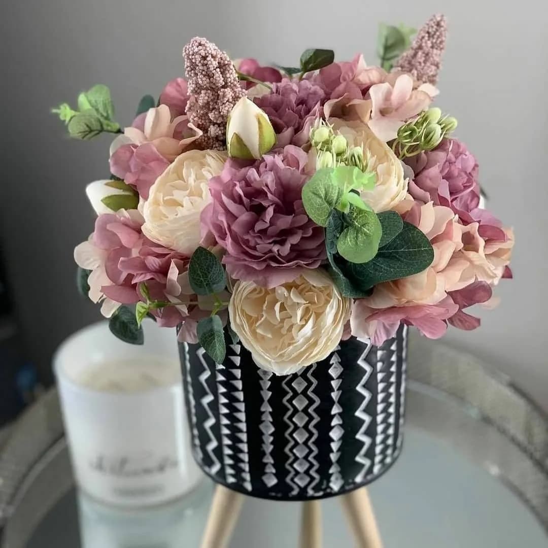 ترکیب گل رز پیونی و آرتانزیا، رنگ صورتی، سفید و سبز، جنس سرامیک و پلاستیک، طرح گلدار، گلدان گل رومیزی پایه دار