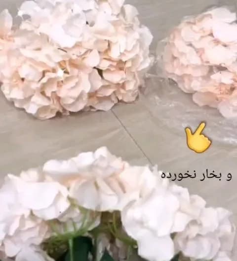 بوته آرتانزیا مصنوعی ۵ شاخه، رنگ سفید و سبز، جنس پلاستیک و فلز، گلدان ارکیده و برگ