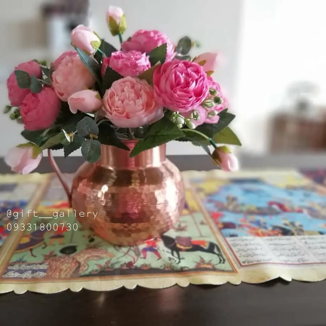 بوته رز پئونی مصنوعی، رنگ صورتی، مسی و سبز، جنس سرامیک و فلز، گلدان مسی با گل