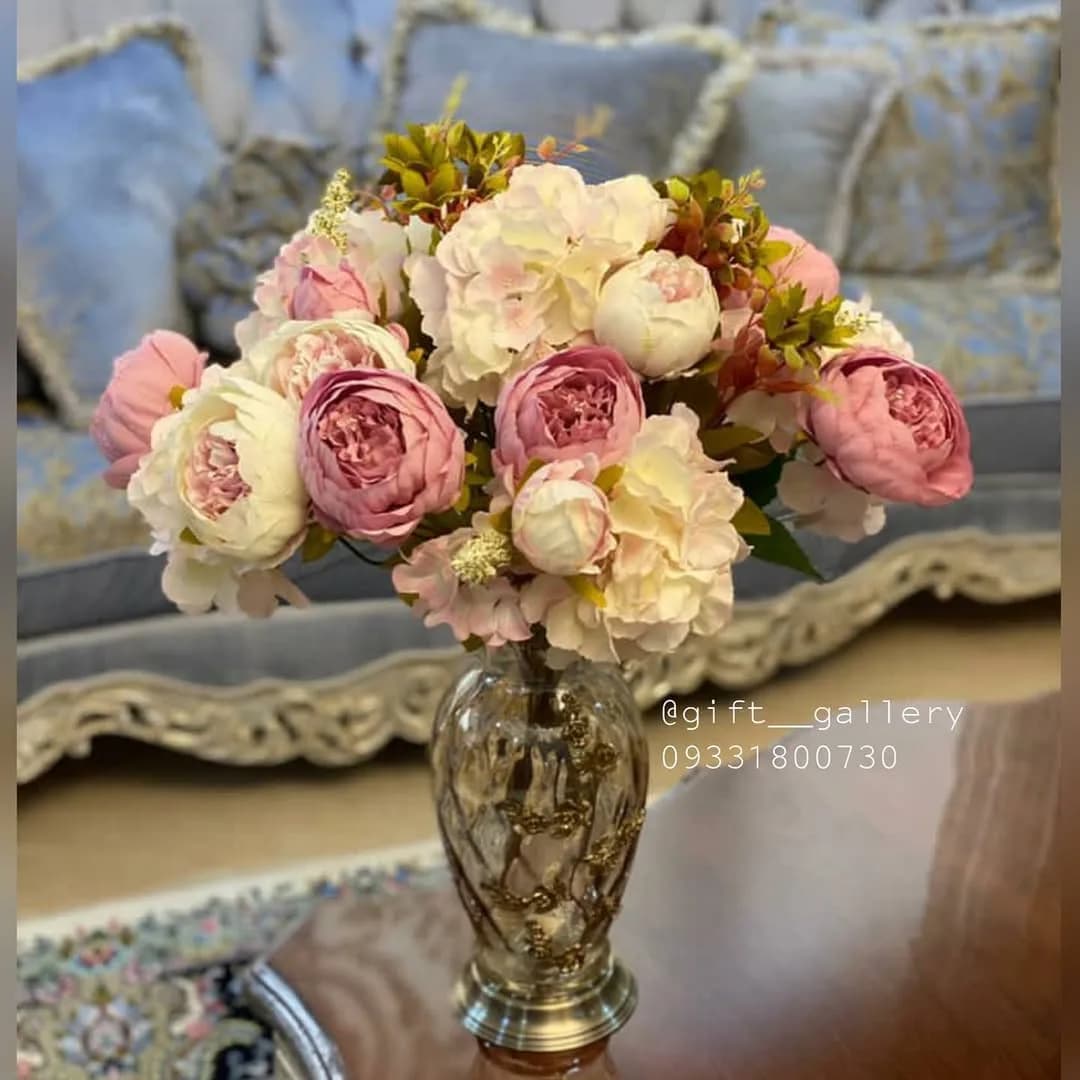 بوته آرتانزیا مصنوعی ۹ شاخه صورتی، رنگ کرم و سبز، جنس شیشه و پارچه، طرح گلدار، گلدان شیشهای با گل مصنوعی