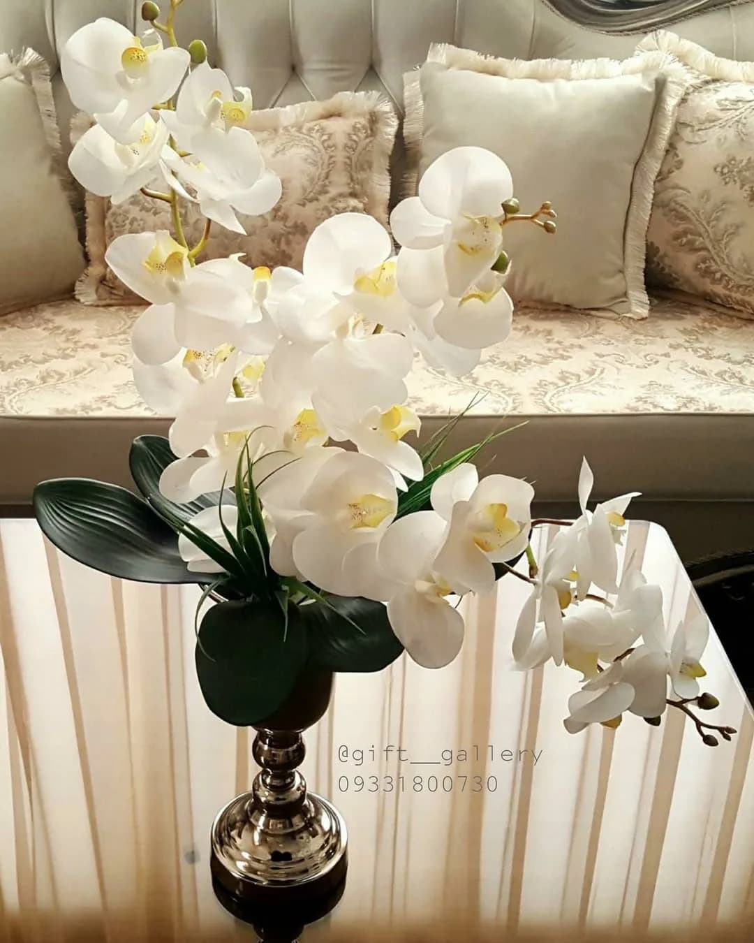 شاخه ارکیده مصنوعی ۹ گل لمسی ۱۰۰ سانت، رنگ سفید و سبز، جنس پارچه