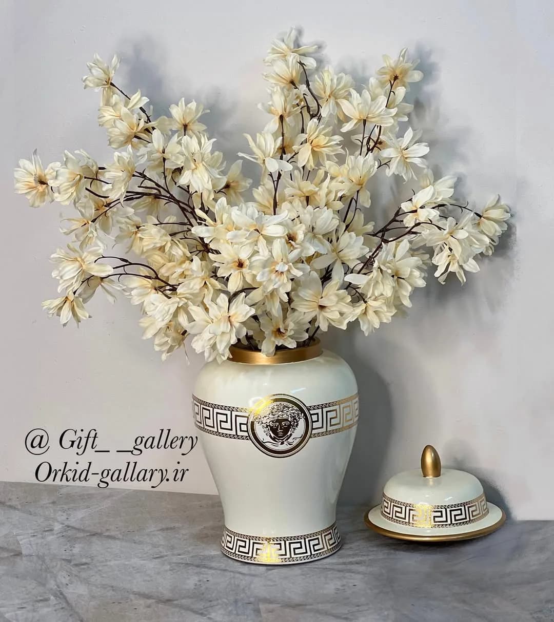 گل لویسیا مصنوعی، رنگ سفید، طلایی و کرم، جنس سرامیک، طرح هندسی و لوگو، کوزهای