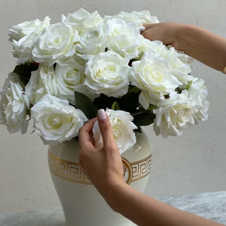 بوته رز ۹ گل مصنوعی، رنگ سفید و طلایی، جنس سرامیک، گلدان کلاسیک