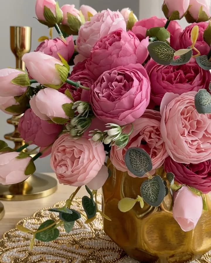 گل و گلدان مصنوعی وارداتی، رنگ صورتی، طلایی و سفید، جنس پارچه، فلز و کریستال، طرح گلدار، گلدان و گل مصنوعی