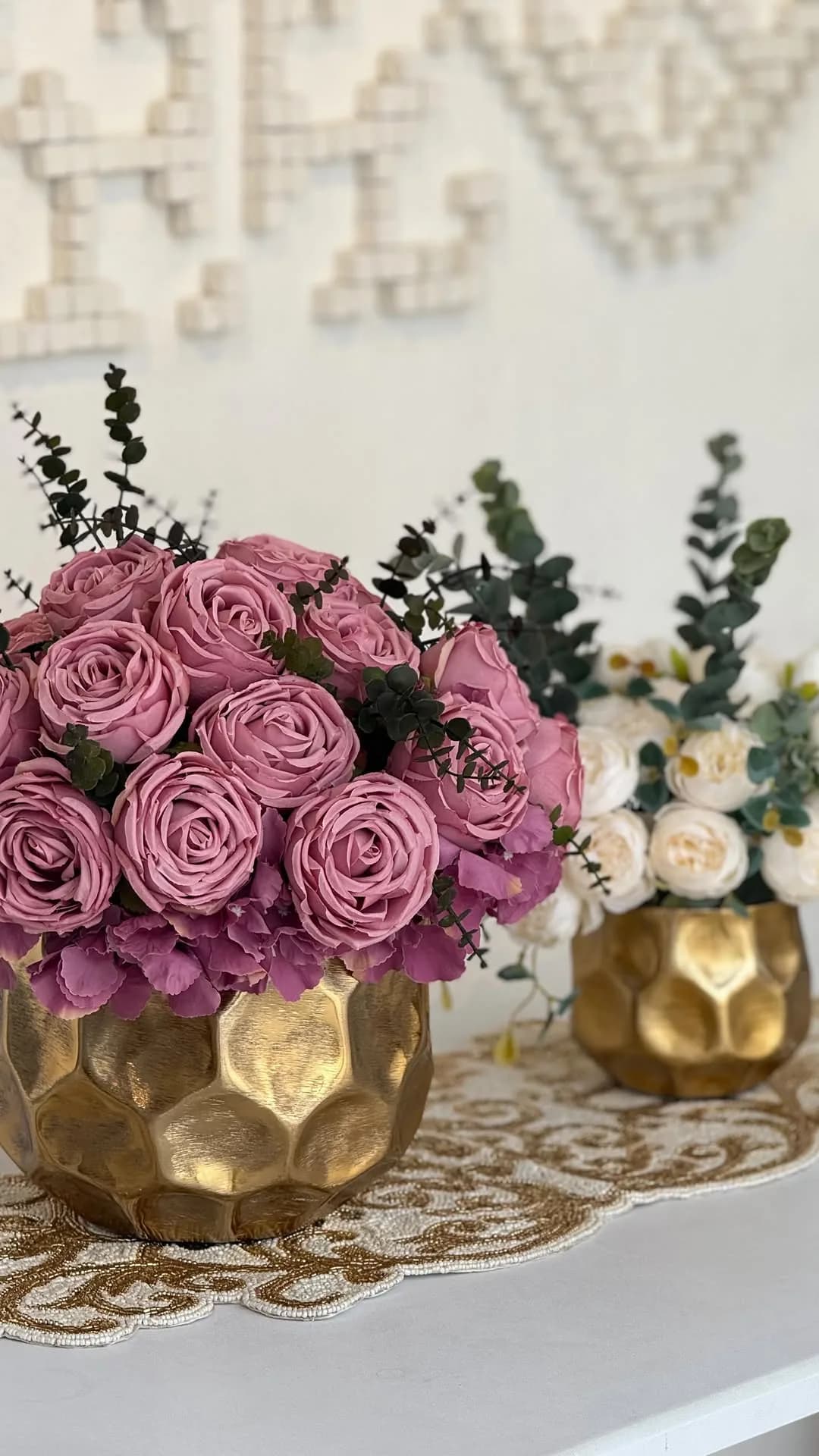 گلدان چند ضلعی طلایی آلومینیوم، رنگ صورتی و سفید، جنس فلز، گلدان کروی طرحدار