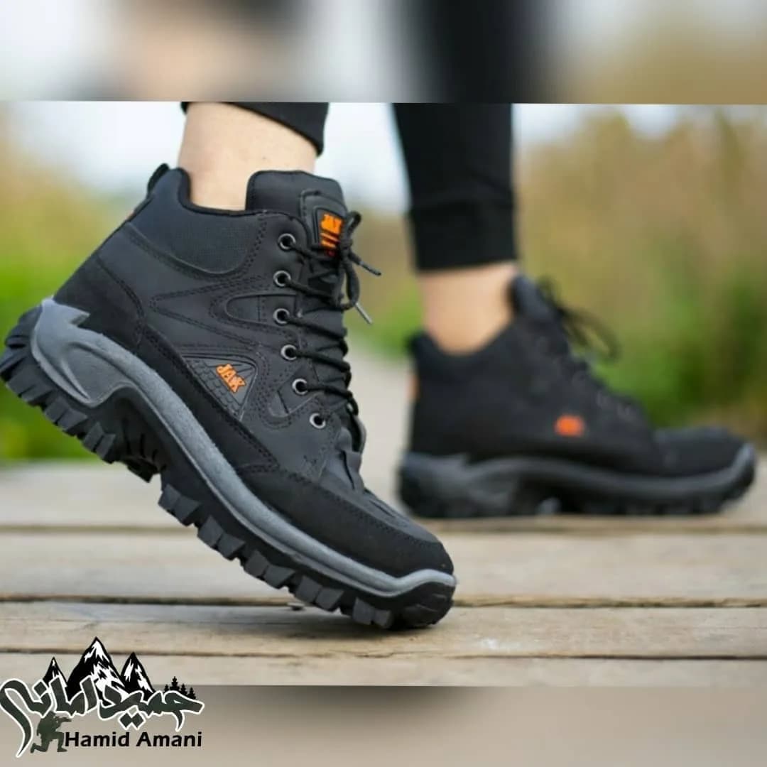 پوتین، رنگ مشکی و خاکستری، جنس چرم و پارچه، ساق کوتاه، بنددار