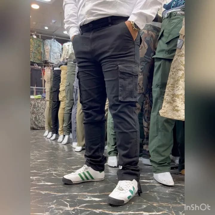 شلوار کارگو شش جیب، رنگ مشکی، دمپا بسته، جیب کناری