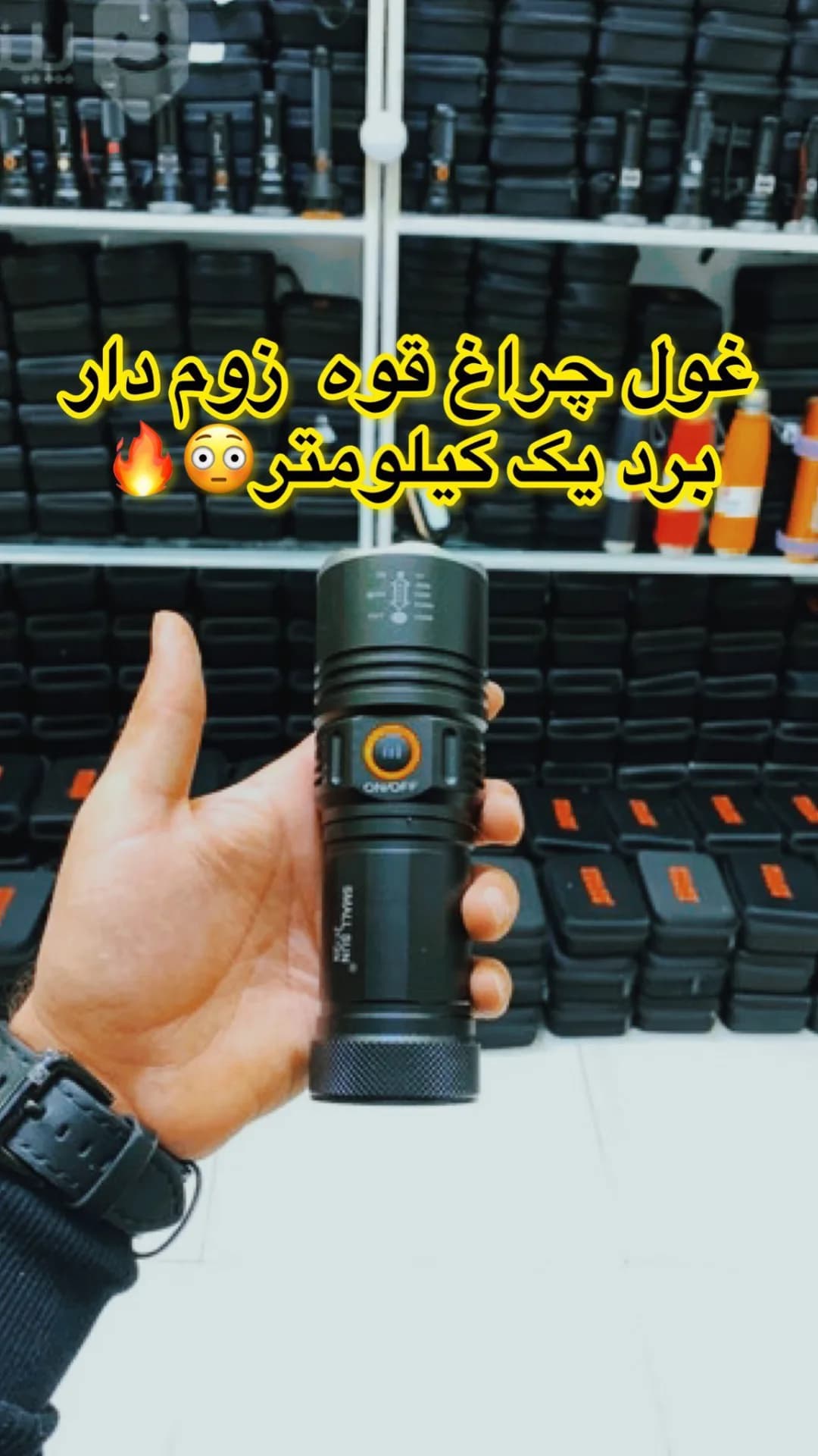 چراغ قوه زومدار اسمال سان T209، رنگ مشکی، جنس پلاستیک، دستی، استوانهای، دکمهدار