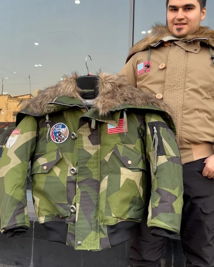 کاپشن خلبانی اورجینال، رنگ مشکی و خاکستری، جنس چرم و خز، کوتاهکلاهدار