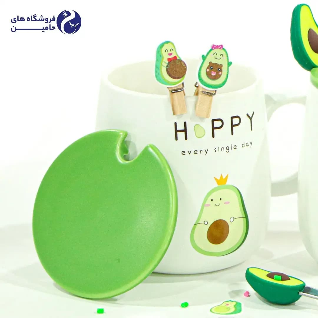 ماگ فانتزی طرح آووکادو، رنگ سفید، سبز و قهوهای، جنس سرامیک، طرح گلدار، ماگ دردار با قاشق و گیره