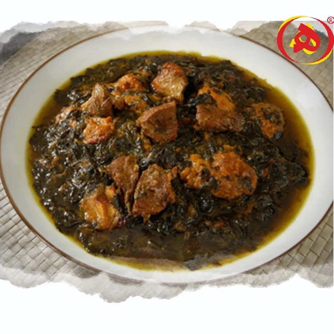 خورش قورمهسبزی، رنگ سبز تیره و قهوهای، ظرف گود