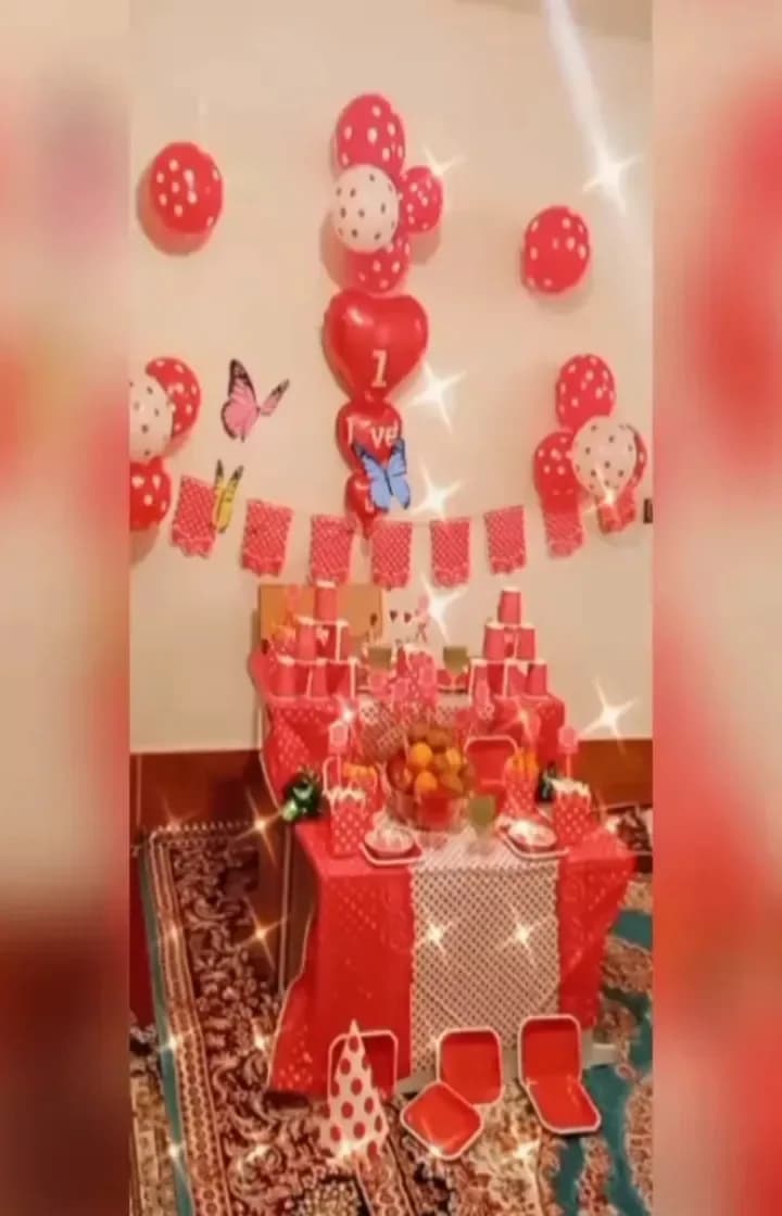 تم تولد خالدار قرمز، رنگ صورتی و سفید، جنس مقوا و پلاستیک، دکوراسیون جشن