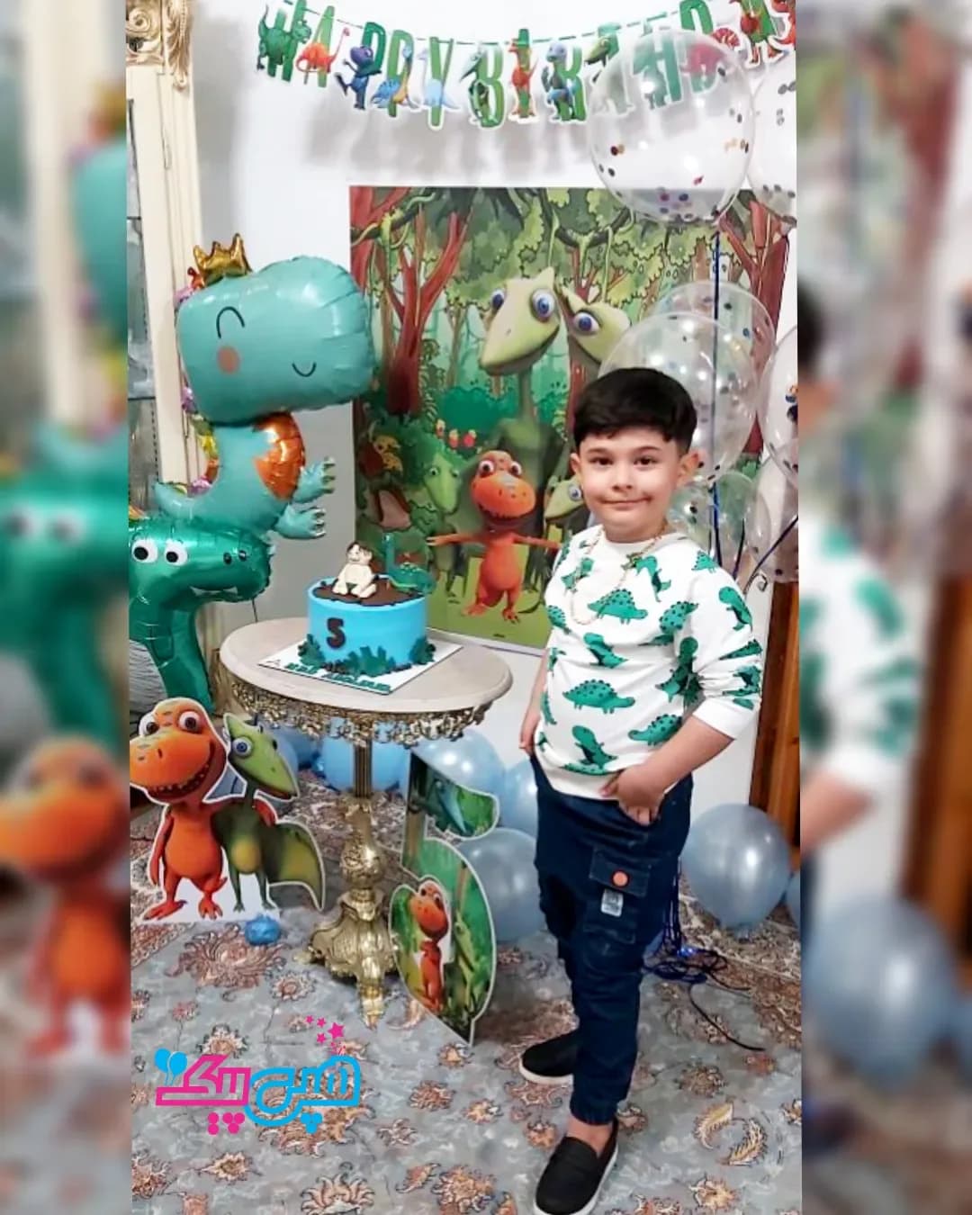 تم تولد دایناسور