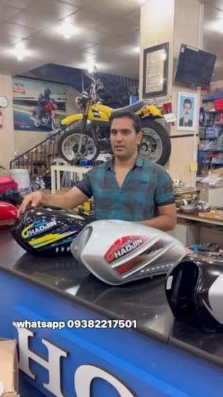 باک موتورسیکلت ۱۵ لیتری خارجی، رنگ مشکی، نقرهای و قرمز، جنس فلز و پلاستیک