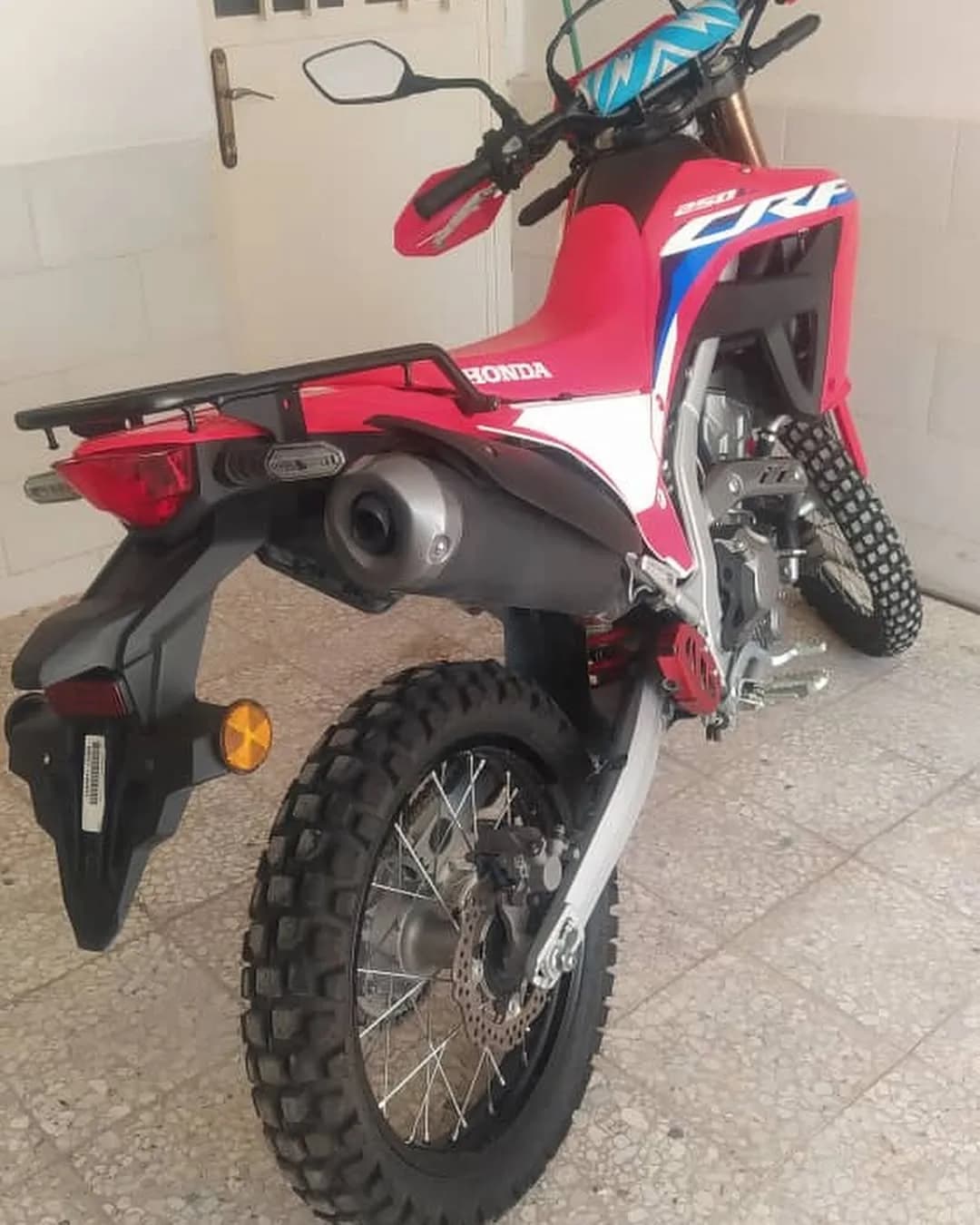 موتورسیکلت هوندا CRF250L مدل ۲۰۲۳، رنگ قرمز، سفید و سیاه، جنس فلز و پلاستیک، موتورسیکلت تریل